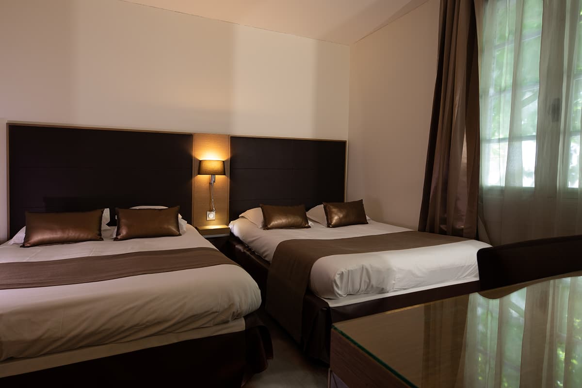 Chambre de l'Hôtel Le Centre, mobilier moderne